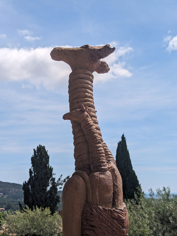 Sculpture monumentale Grès girafe Les Trois Eve à Grimaud