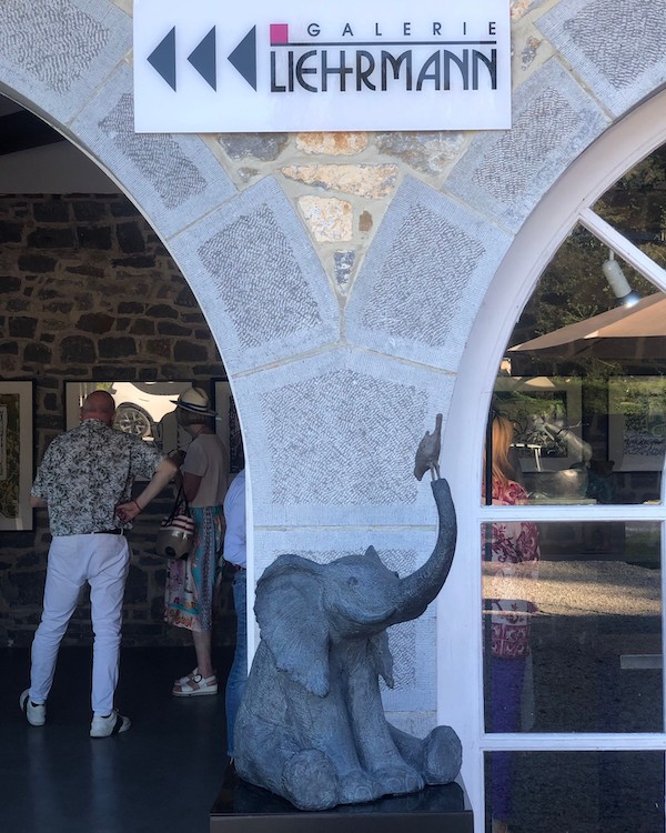 Sculpture bronze éléphant au jardin au Château de Pailhe via Galerie Lierhmann